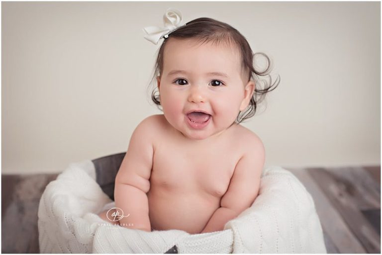 jacksonville photographer captures smiling happy baby in classic photo