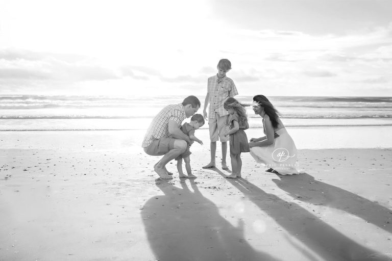 organic lifestyle photography of families at the beach in florida